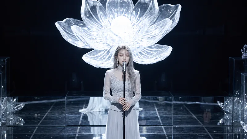 硝子の巨大な霜の花の下で歌うhaine